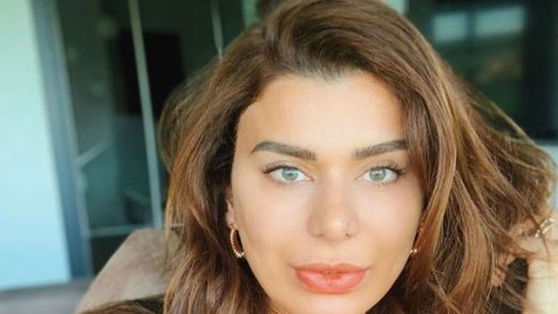 Ebru Şancı mini elbisesiyle poz verdi!