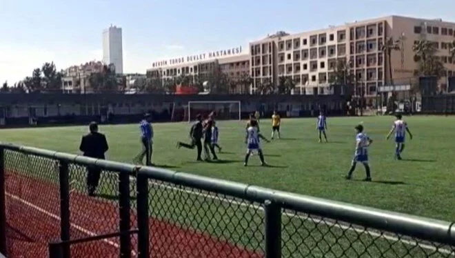 U14 maçında yönetici hakeme kafa attı, maç tatil edildi U14 maçında yönetici hakeme kafa attı, maç tatil edildi