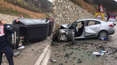 Feci kaza! Otomobille hafif ticari araç çarpıştı: 3 ölü, 2 yaralı