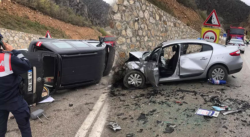 Feci kaza! Otomobille hafif ticari araç çarpıştı: 3 ölü, 2 yaralı