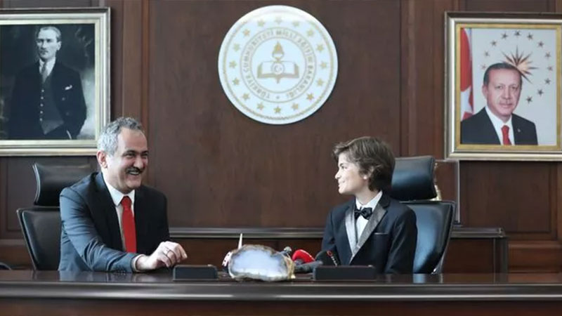 Milli Eğitim Bakanı Özer, koltuğunu 11 yaşındaki Kaan Can’a devretti Milli Eğitim Bakanı Özer, koltuğunu 11 yaşındaki Kaan Can’a devretti