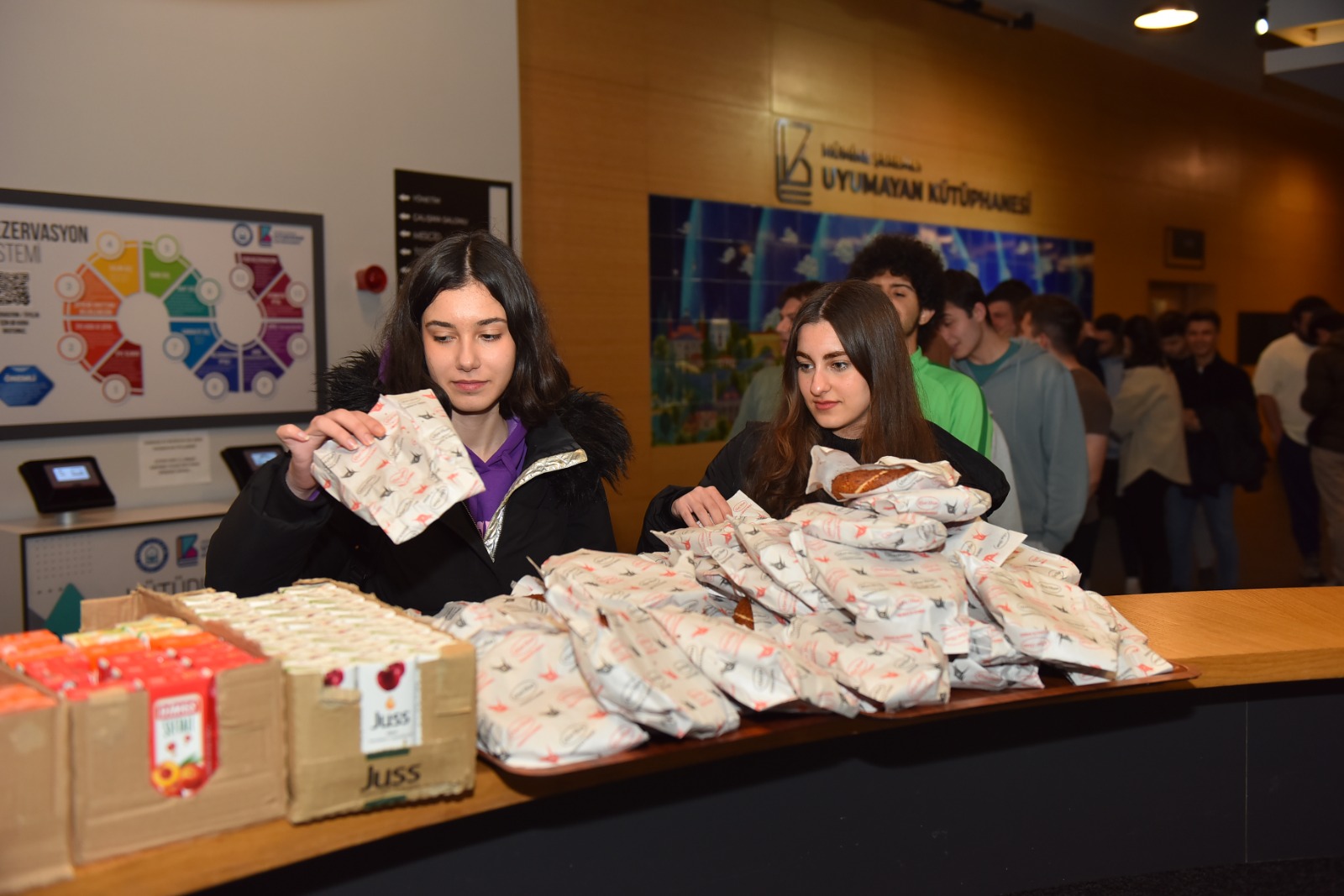 Uyumayan Kütüphanede ders çalışmak öğrencilerden, iftar ve sahur belediyeden