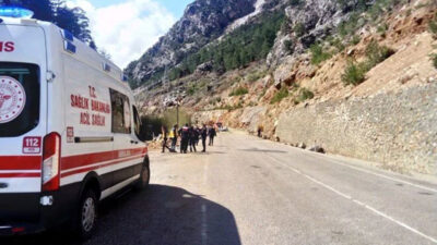 Otomobilin üstüne kaya düştü! 4 öğretmen heyelan kurbanı