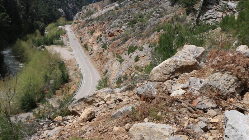 4 öğretmenin öldüğü bölgedeki yola yine kaya düştü 4 öğretmenin öldüğü bölgedeki yola yine kaya düştü