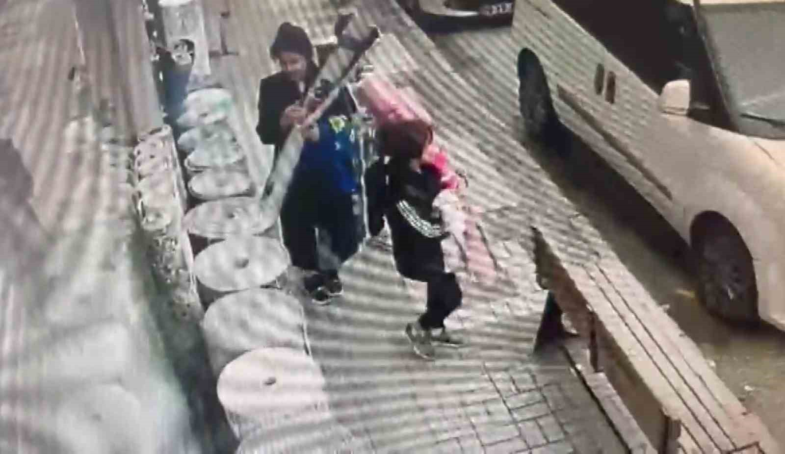 Bursa’da pes dedirten görüntüler! Ailece geldiler, müşteri gibi…