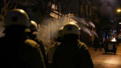 Atina’da maskeli grup, polise saldırdı