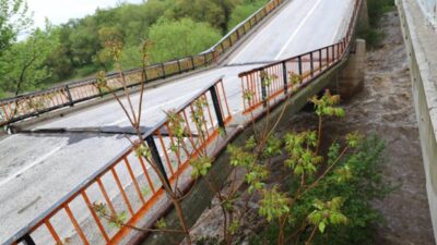 Balıkesir’i sağanak vurdu! Köprü kağıt gibi katlandı