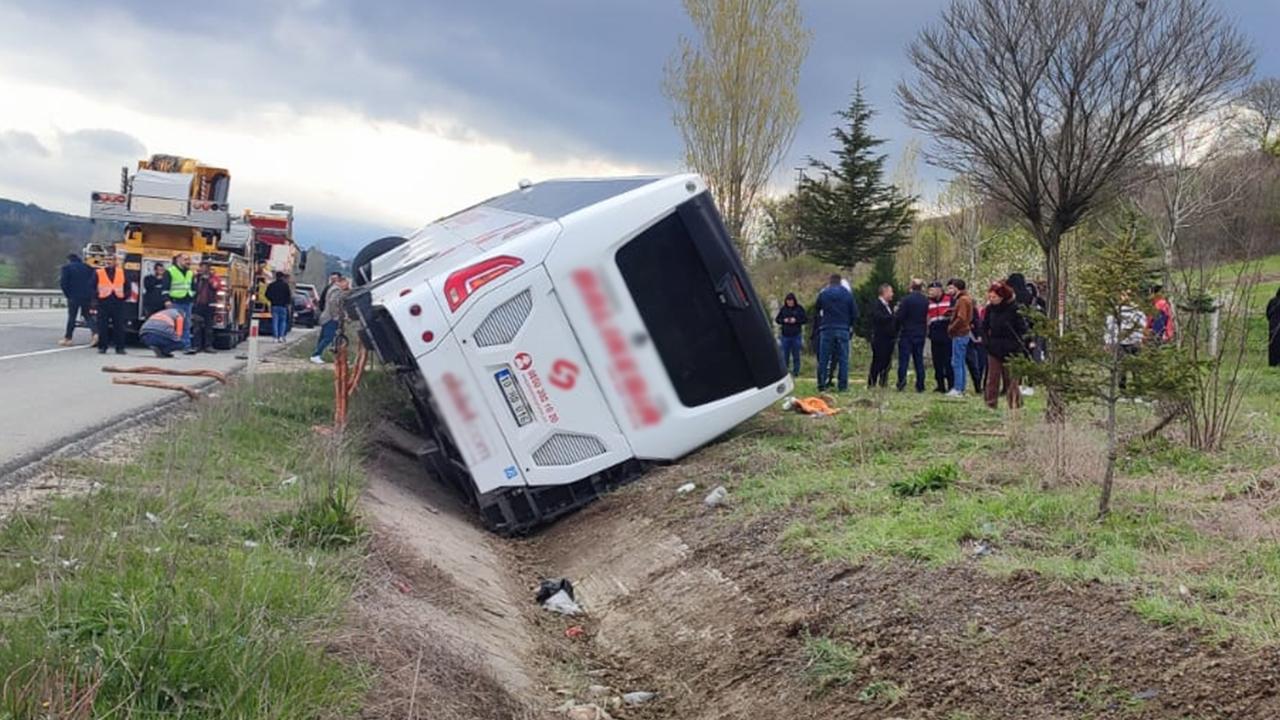 Bilecik’te yolcu otobüsü devrildi: Yaralılar var