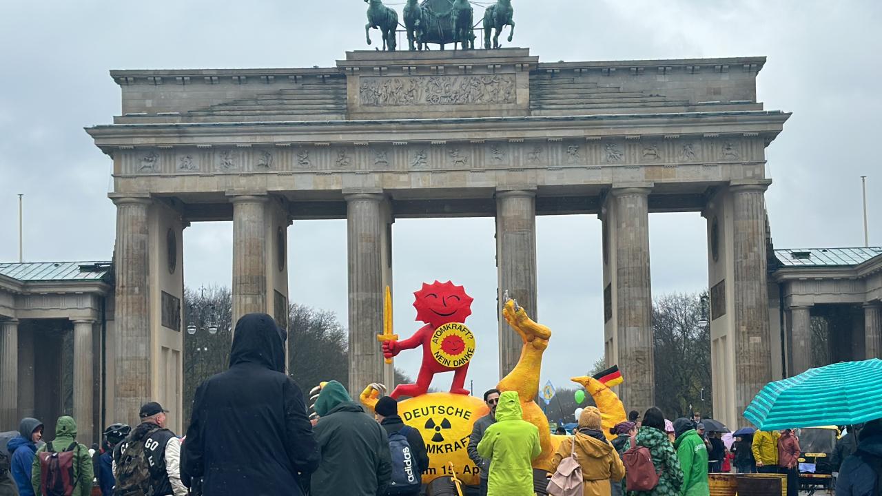 Berlin’de nükleer enerji destekçileri ve karşıtlarından gösteri Berlin’de nükleer enerji destekçileri ve karşıtlarından gösteri
