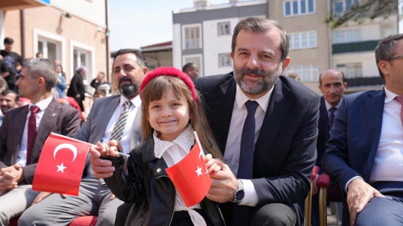 Başkan Mustafa Işık: Umudumuzun ışıkları çocuklarımızın gözlerindeki bayram ışıltısı hiç sönmesin Gürsu’da, çocukların yoğun katılımıyla gerçekleştirilen 23 Nisan Ulusal Egemenlik ve