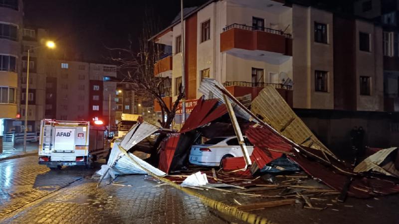 Bitlis’te fırtına çatıları uçurdu