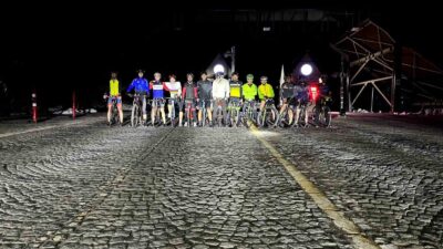 Bursa’da bisiklet tutkunları iftar sonrası Uludağ’a pedal çevirdi