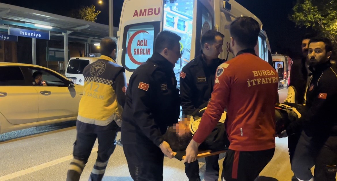 Bursa’da çekicinin paletlerine çarpan araç takla attı: 2 yaralı