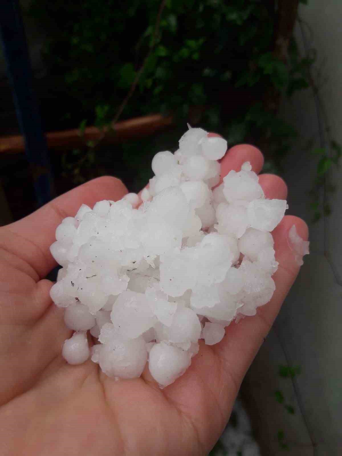 Görüntüler Bursa’dan… Misket büyüklüğünde dolu yağdı Görüntüler Bursa’dan… Misket büyüklüğünde dolu yağdı