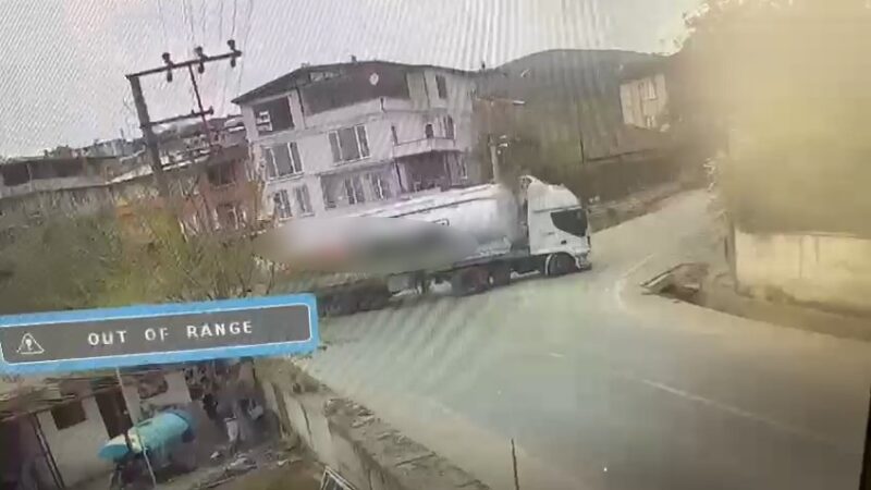Bursa’da tırın devrilme anı kameralarda Bursa’da civciv yemi yüklü tır yol ayrımına süratli şekilde dönmek