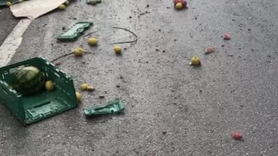 Bursa’da feci kaza! Binlerce kasa meyve ve sebze yola döküldü