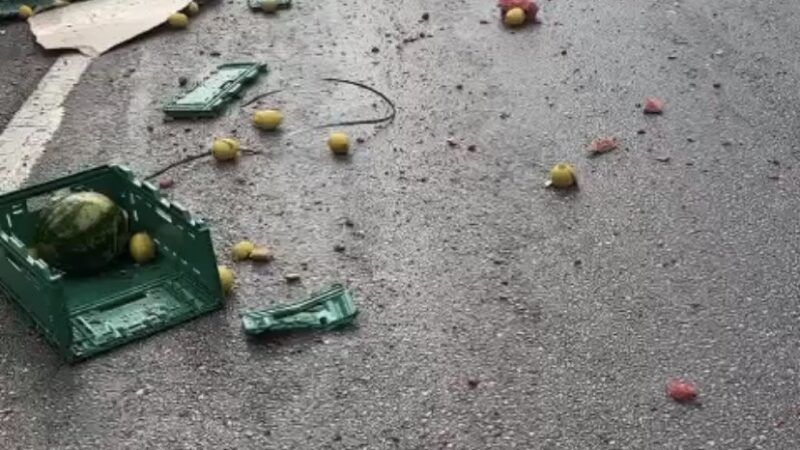 Bursa’da feci kaza! Binlerce kasa meyve ve sebze yola döküldü Bursa’da meyve ve sebze yüklü kamyon ile vinç çarpıştı. Kaza