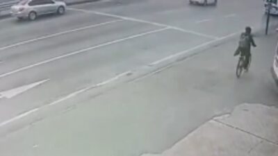 Bursa’da yolun karşısına geçen bisikletli adama otomobil böyle çarptı