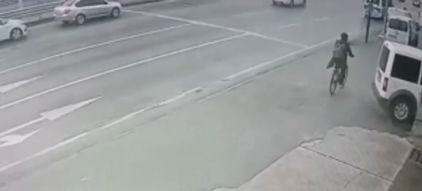 Bursa’da yolun karşısına geçen bisikletli adama otomobil böyle çarptı Bursa’da yolun karşısına geçen bisikletli adama otomobil böyle çarptı