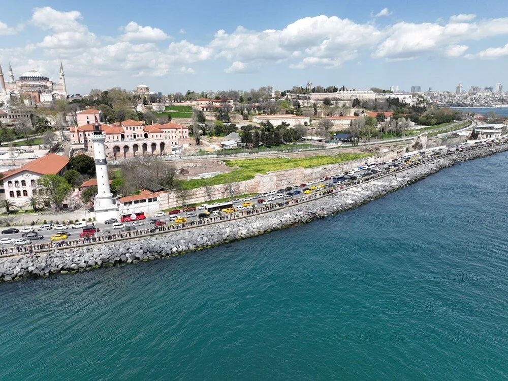 TCG Anadolu’ya ziyaretçi akını: Kilometrelerce kuyruk oluştu