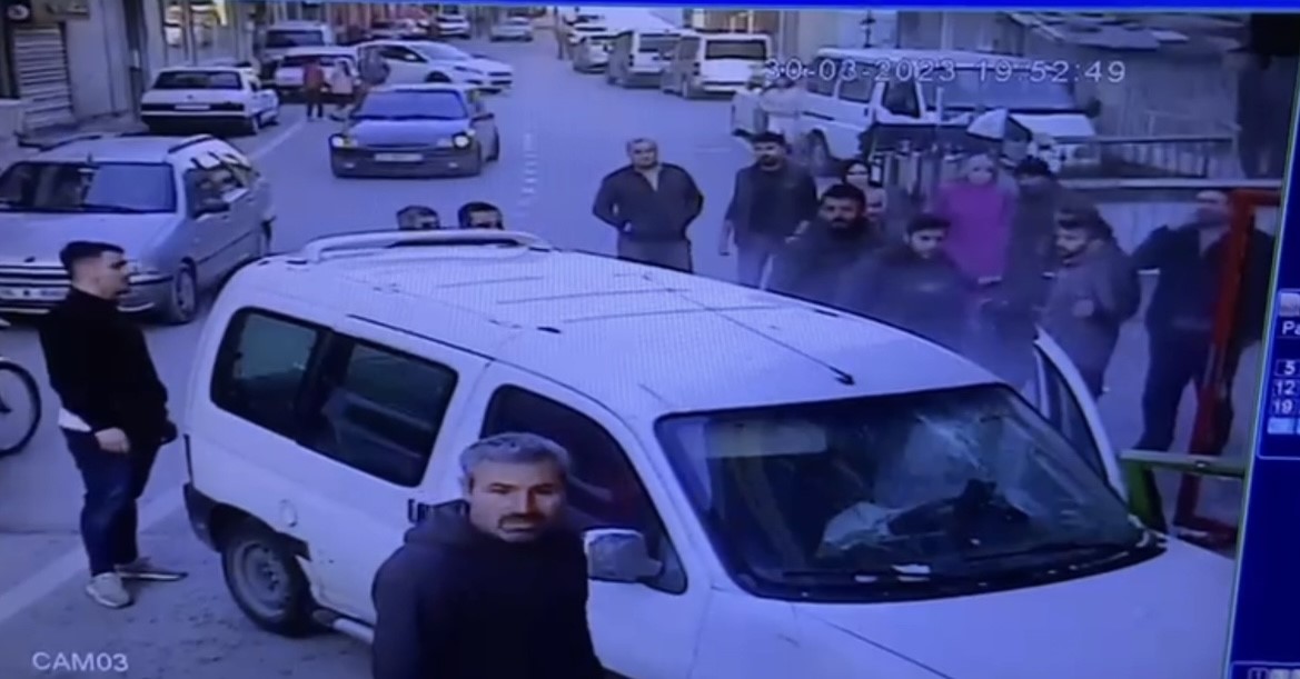 Bursa’da dalgın sürücü hafif ticari aracıyla markete böyle daldı Bursa’da dalgın sürücü hafif ticari aracıyla markete böyle daldı