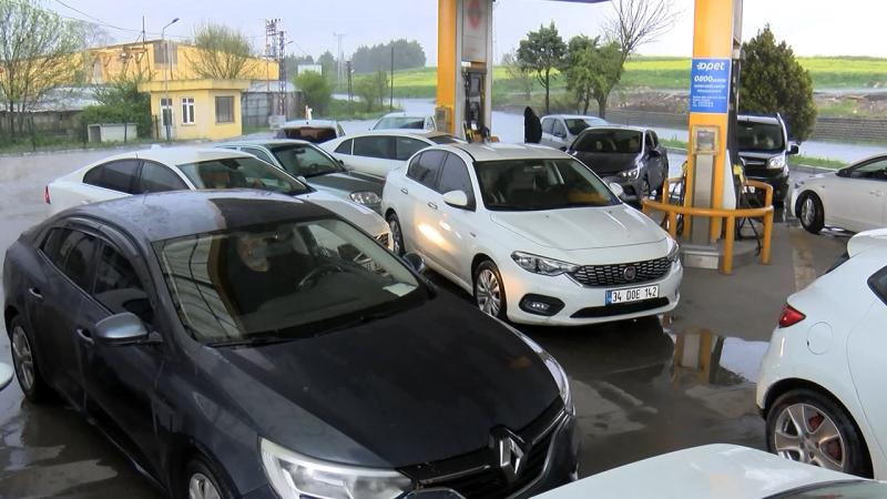 Doludan kaçıp akaryakıt istasyonuna sığındılar