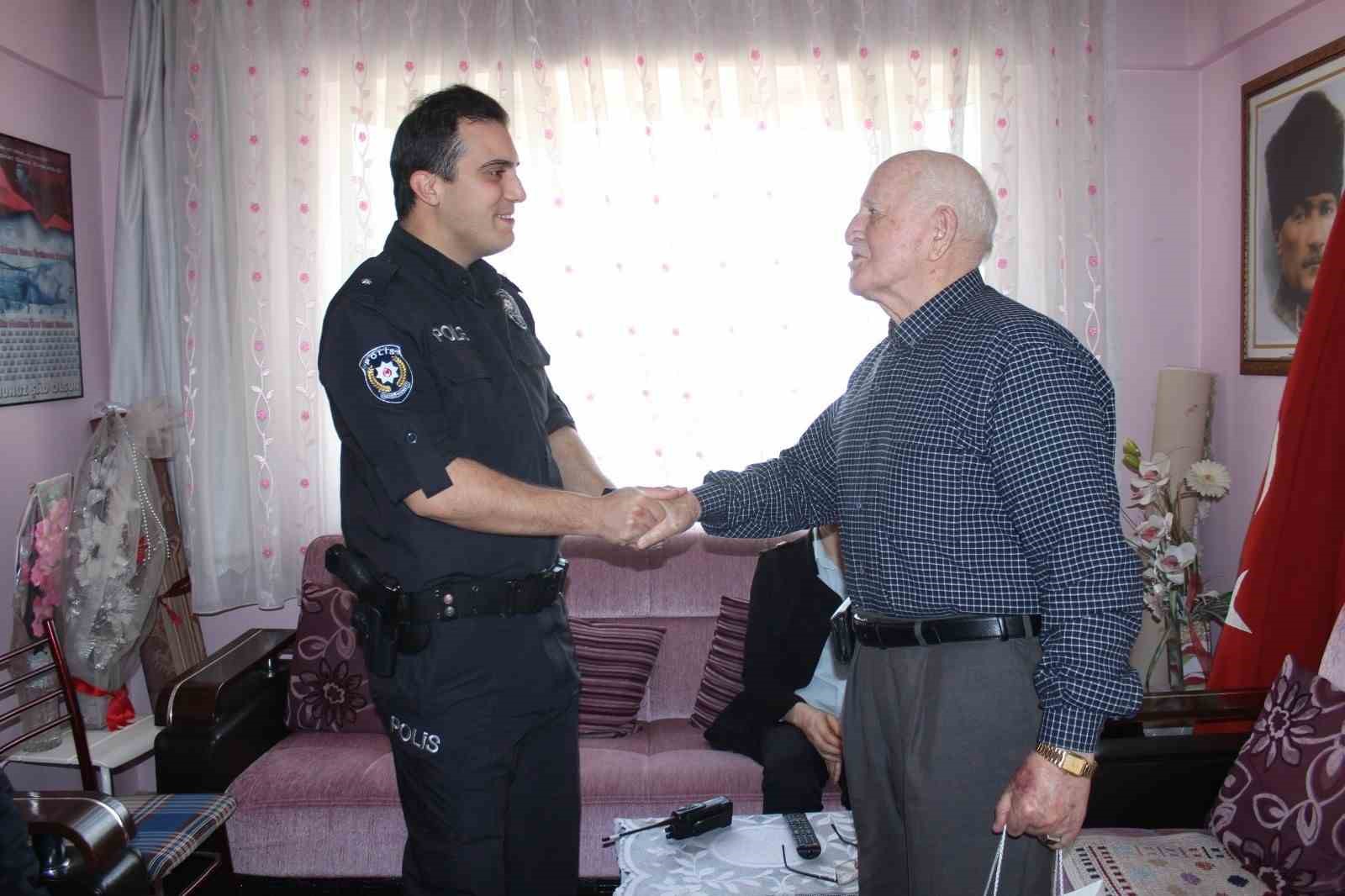 Bursa Emniyeti’nden şehit ailelerine bayram ziyareti Bursa Emniyeti’nden şehit ailelerine bayram ziyareti