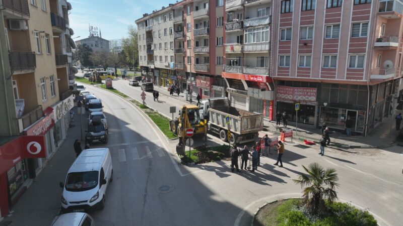 Gürsu’nun kalbine yepyeni çevre düzenlemesi Gürsu’nun merkezindeki Zafer Caddesi artık daha da parlayacak, ışıl ışıl