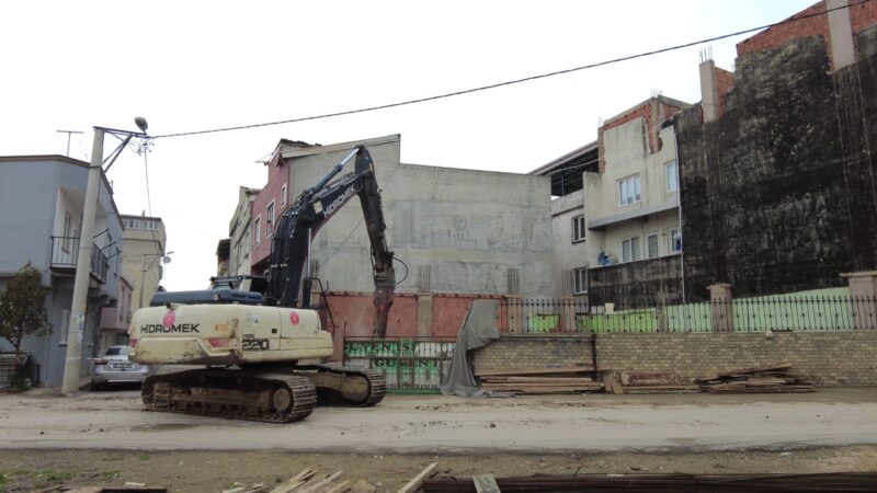 Gürsu Belediyesi kaçağa savaş açtı! 1 günde 6 yıkım Gürsu Belediyesi kaçakla mücadelesine devam ediyor. Hem verimli Bursa Ovası’nı