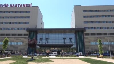Bursa’da 38 yaşındaki hastaya ‘uyanık beyin tümörü ameliyatı’ yapıldı