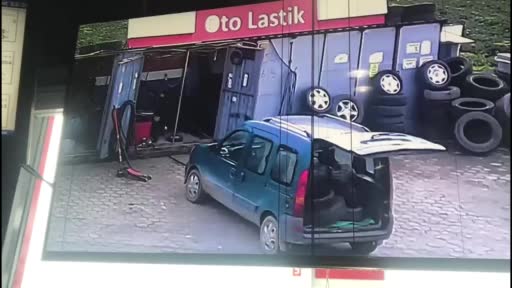 Şişirdiği lastik bomba gibi patladı Şişirdiği lastik bomba gibi patladı