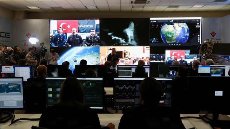 Sanayi ve Teknoloji Bakanı Mustafa Varank, yörüngesine yerleşen İMECE uydusundan