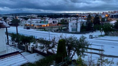 İzmir’de dolu: Sokaklar beyaza büründü