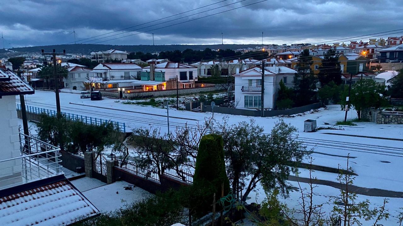 İzmir’de dolu: Sokaklar beyaza büründü İzmir’de dolu: Sokaklar beyaza büründü