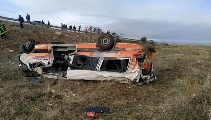 Cenaze nakil aracı devrildi: 2 ölü, 3 yaralı