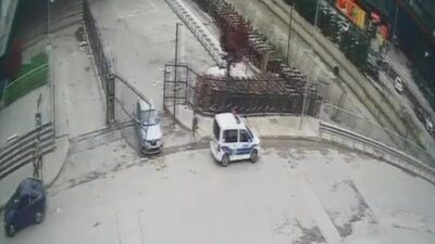 Kaldırımda yürürken ezilmekten son anda kurtuldu