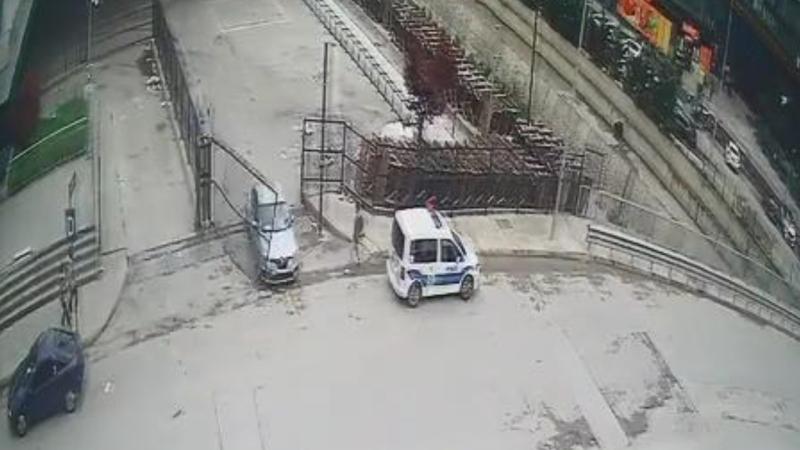 Kaldırımda yürürken ezilmekten son anda kurtuldu