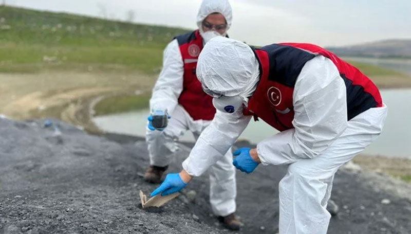 Yol kenarına dökülen kimyasal atık baraja karıştı Yol kenarına dökülen kimyasal atık baraja karıştı