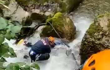 Kızını kurtarmak isterken ikisi de hayatını kaybetti