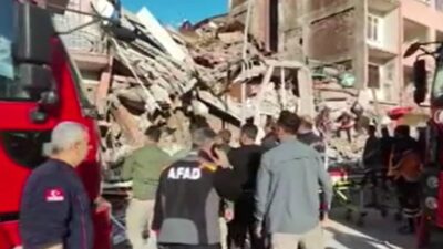 Malatya’da ağır hasarlı bina çöktü