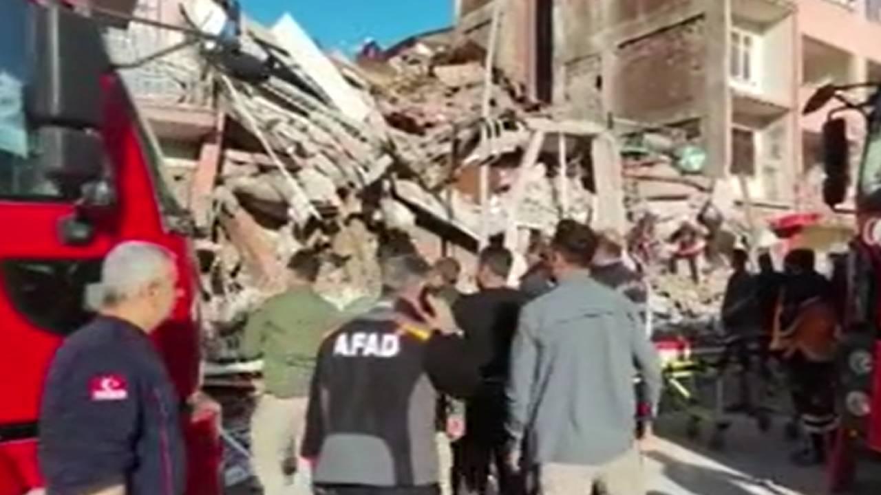 Malatya’da ağır hasarlı bina çöktü