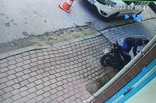 Bursa’da güpegündüz şoke eden olay! Yoldan geçen insanlara aldırmadı