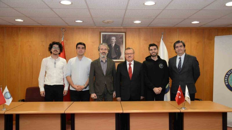 Bursa Uludağ Üniversitesi (BUÜ) yönetimi, başarılı öğrenci topluluklarının yanında yer