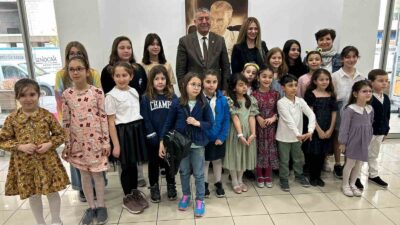 Nilüfer Belediyesi’nin düzenlediği Ebru Atölyesi’ne katılan kursiyerlerin, eğitim dönemi boyunca