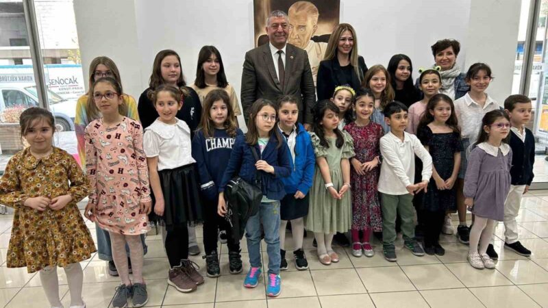 Nilüfer Belediyesi’nin düzenlediği Ebru Atölyesi’ne katılan kursiyerlerin, eğitim dönemi boyunca