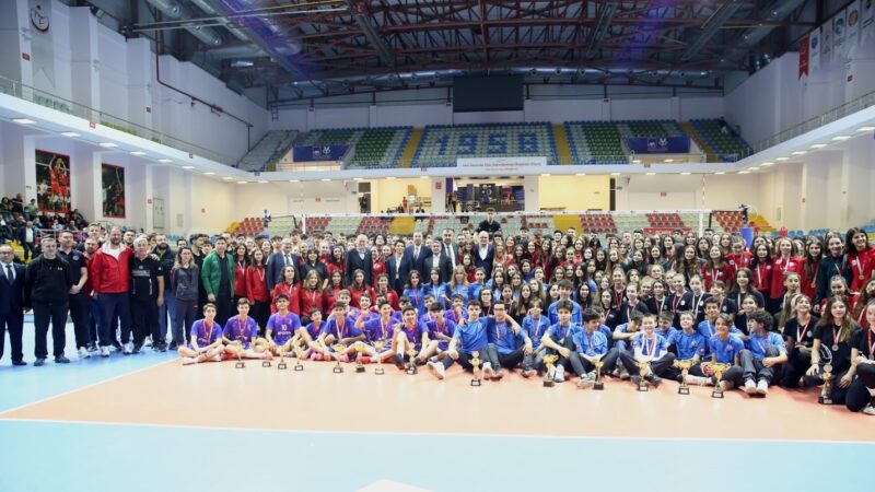 Nilüfer’in gençlerinden 4 şampiyonluk Sezonu liglerinde şampiyonlukla tamamlayan Nilüfer Belediyespor altyapı takımları, düzenlenen törende