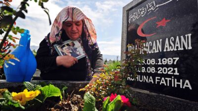 Bursa’da oğlunun katiline verilen cezayı, mezarı başında ağlayarak okudu