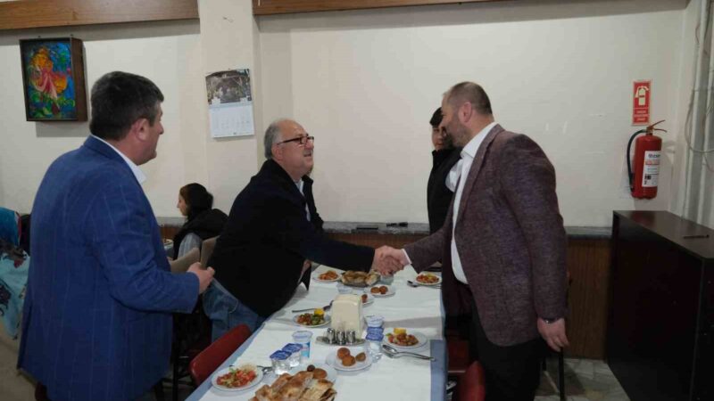 Orhaneli Belediye Başkanı Aykurt depremzedeler ile Kadir Gecesinde iftar sofrasında buluştu İlçesinde yaşayan ihtiyaç sahibi vatandaşlara her zaman kucak açan Orhaneli