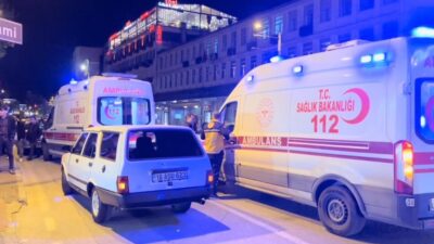 Bursa’da yolun karşısına geçen aileye otomobilin çarptı