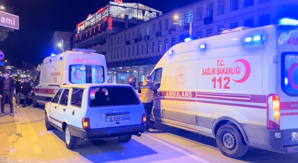 Bursa’da yolun karşısına geçen aileye otomobilin çarptı